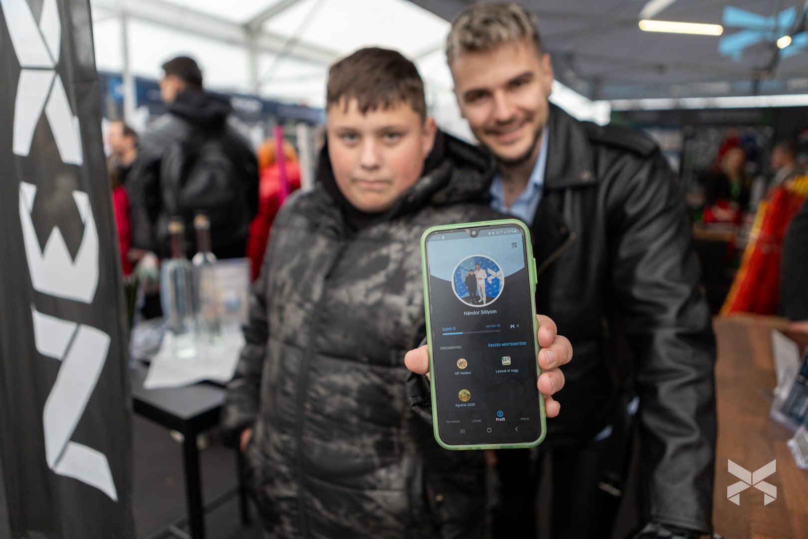 Stand látogatók Nexonity applikáció QR-kódjait szkennelik XP pontok gyűjtéséhez az AGRARIA 2025-ön
